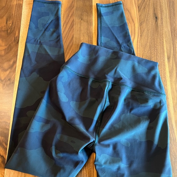 Like new Alo yoga legging in Green Camo - Picture 3 of 6